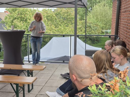 TÄin Maike Ebeling-Wilmer beim Vortrag